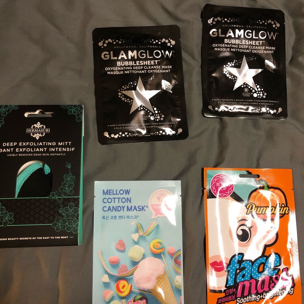 8 face masks and 1 deep exfoliant mitt!